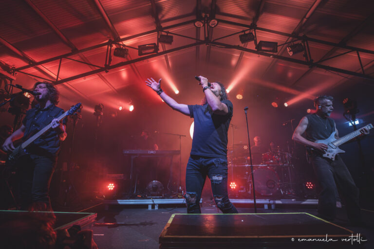 Haken e Ihlo a Largo Venue: tempesta prog-metal